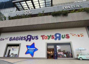 Fachada de una tienda Toys R Us con la mascota Geoffrey la jirafa en un centro comercial de América Latina