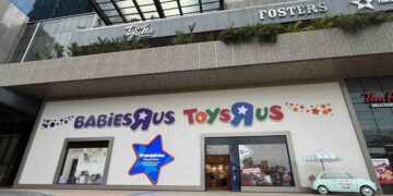 Fachada de una tienda Toys R Us con la mascota Geoffrey la jirafa en un centro comercial de América Latina