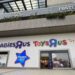 Fachada de una tienda Toys R Us con la mascota Geoffrey la jirafa en un centro comercial de América Latina