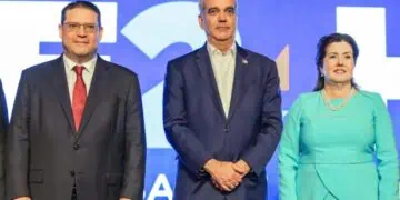 Ministro Yayo Sanz y presidenta de la Cámara de Comercio de Santo Domingo en el lanzamiento de Empresas 24h