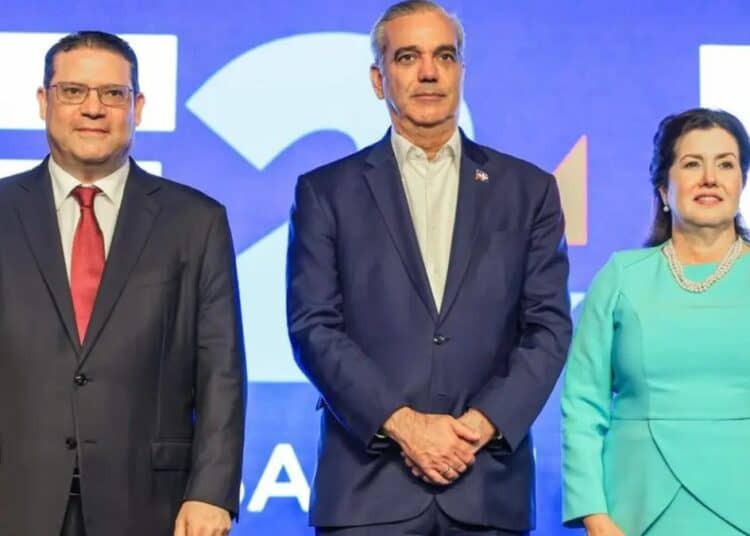 Ministro Yayo Sanz y presidenta de la Cámara de Comercio de Santo Domingo en el lanzamiento de Empresas 24h