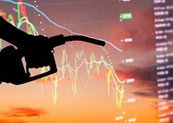 Instalaciones petroleras en Arabia Saudita con humo tras ataque con drones al oleoducto Este-Oeste en septiembre de 2026