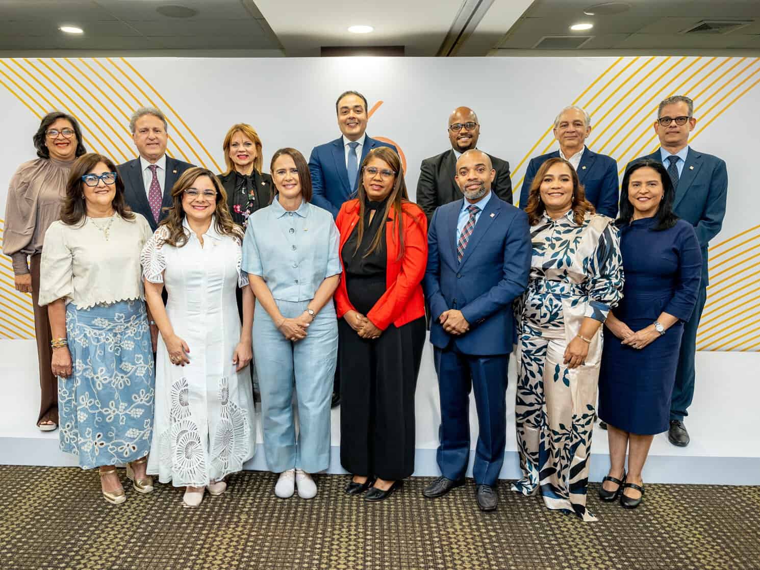 Directivos de APAP posan juntos durante la celebración del 64 aniversario de la institución.
