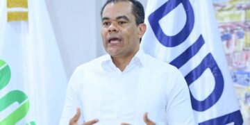 Elías Báez, director general de la DIDA, durante una intervención pública sobre el sistema de pensiones dominicano