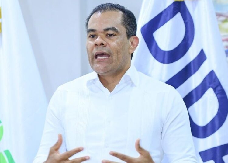 Elías Báez, director general de la DIDA, durante una intervención pública sobre el sistema de pensiones dominicano