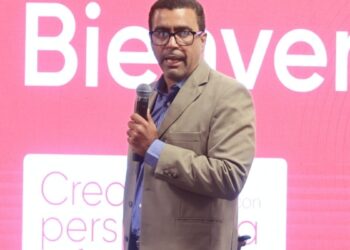 Economista Raúl Hernández expone propuesta de diversificación de fondos de pensiones en evento de AFP Crecer en Santo Domingo