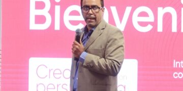 Economista Raúl Hernández expone propuesta de diversificación de fondos de pensiones en evento de AFP Crecer en Santo Domingo
