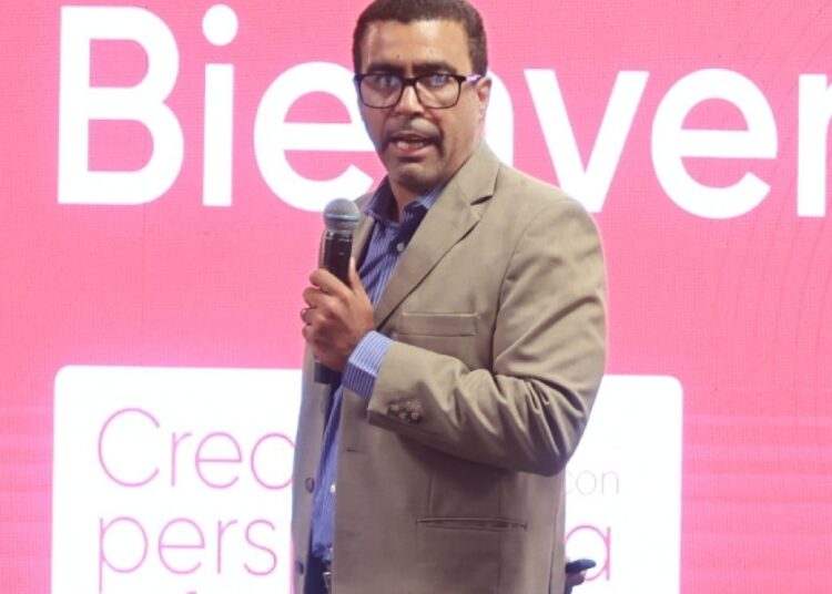 Economista Raúl Hernández expone propuesta de diversificación de fondos de pensiones en evento de AFP Crecer en Santo Domingo