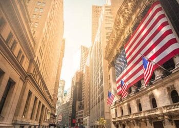 Pantalla del New York Stock Exchange mostrando la caída del Dow Jones durante la tercera semana consecutiva a la baja