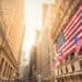 Pantalla del New York Stock Exchange mostrando la caída del Dow Jones durante la tercera semana consecutiva a la baja