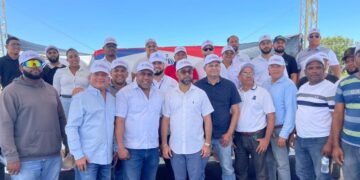 Demostración de dron agrícola en campo arrocero de Castañuela, Montecristi, durante jornada del FEDA