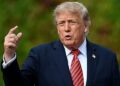 Donald Trump junto a representantes de Dinamarca en la firma del acuerdo de seguridad sobre Groenlandia
