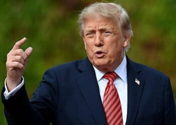 Donald Trump junto a representantes de Dinamarca en la firma del acuerdo de seguridad sobre Groenlandia