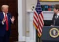 Sede de la Casa Blanca en Washington con banderas de Estados Unidos, en el contexto de la política de IA de la administración Trump