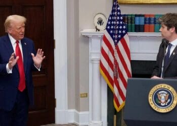 Sede de la Casa Blanca en Washington con banderas de Estados Unidos, en el contexto de la política de IA de la administración Trump