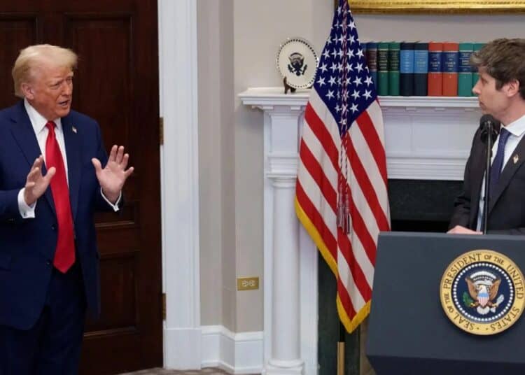 Sede de la Casa Blanca en Washington con banderas de Estados Unidos, en el contexto de la política de IA de la administración Trump