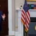 Sede de la Casa Blanca en Washington con banderas de Estados Unidos, en el contexto de la política de IA de la administración Trump