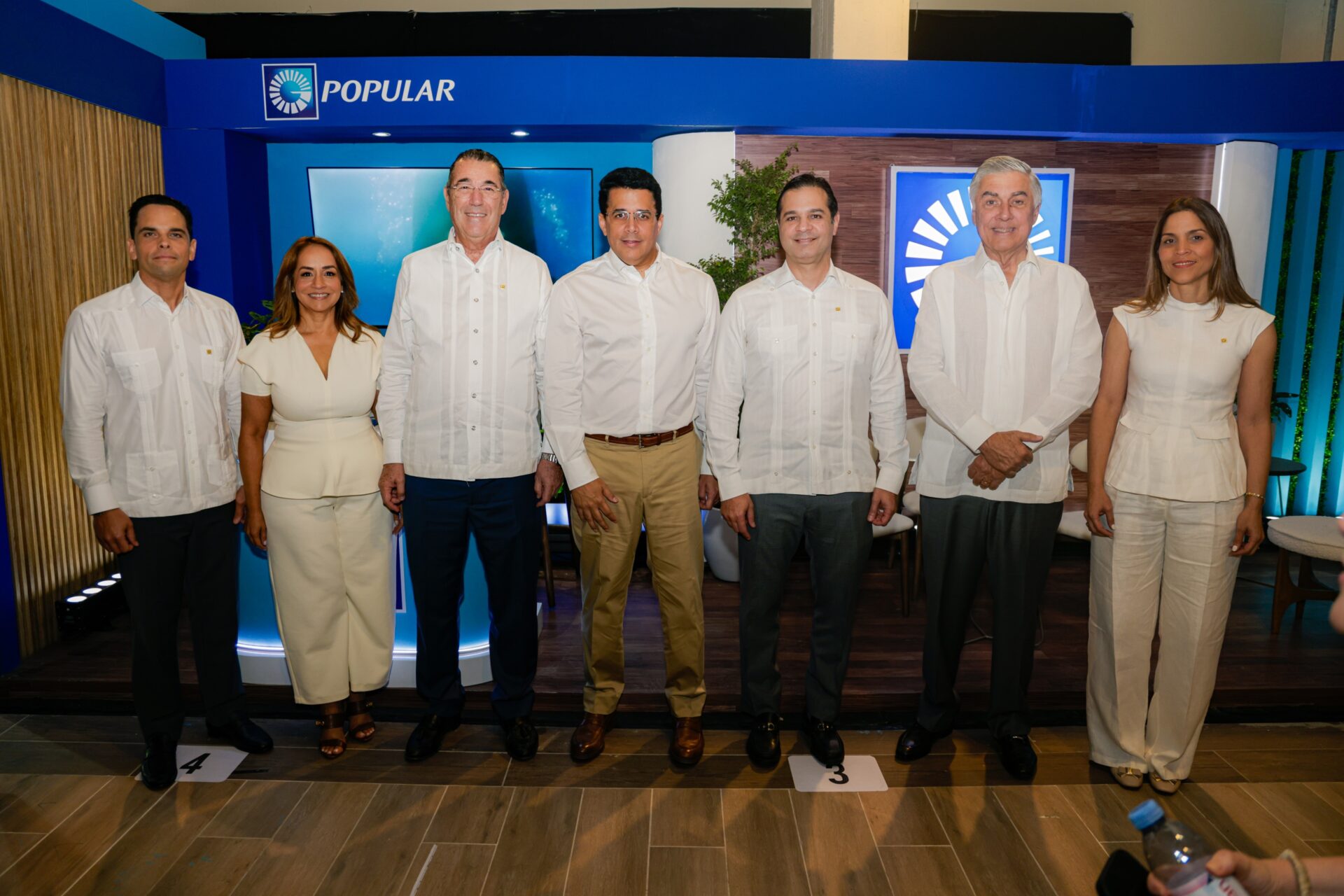 Ejecutivos del Banco Popular posan juntos en un evento del sector turístico dominicano.