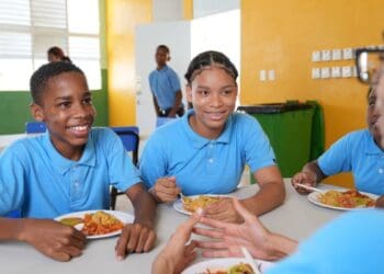 Recipientes con raciones de almuerzo escolar listos para ser distribuidos en centros educativos de República Dominicana