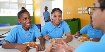 Recipientes con raciones de almuerzo escolar listos para ser distribuidos en centros educativos de República Dominicana