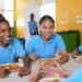 Recipientes con raciones de almuerzo escolar listos para ser distribuidos en centros educativos de República Dominicana