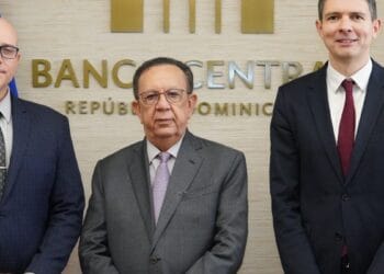 Gobernador del BCRD Héctor Valdez Albizu junto a delegación del FMI encabezada por André Roncaglia y Michael Perks en Santo Domingo