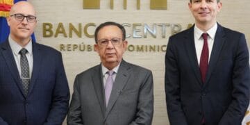 Gobernador del BCRD Héctor Valdez Albizu junto a delegación del FMI encabezada por André Roncaglia y Michael Perks en Santo Domingo