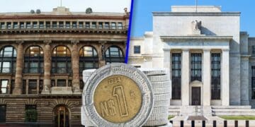 Billetes de peso mexicano junto a dólares estadounidenses sobre una mesa, reflejando la presión cambiaria