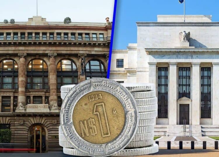 Billetes de peso mexicano junto a dólares estadounidenses sobre una mesa, reflejando la presión cambiaria