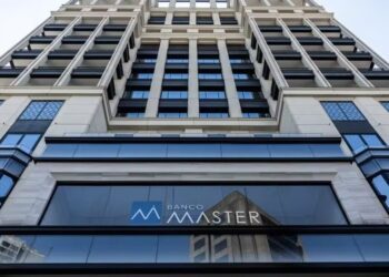 Sede del Banco Master en Brasil con agentes federales y carteles electorales en el contexto de las elecciones de octubre de 2026