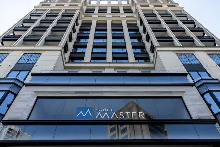 Sede del Banco Master en Brasil con agentes federales y carteles electorales en el contexto de las elecciones de octubre de 2026
