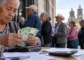 Adultos mayores en una plaza pública de México, reflejo del envejecimiento poblacional y la presión sobre el sistema de pensiones