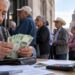 Adultos mayores en una plaza pública de México, reflejo del envejecimiento poblacional y la presión sobre el sistema de pensiones