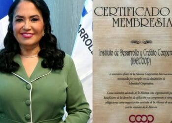 Maritza López de Ortiz, presidenta administradora del Idecoop, recibe el Certificado de Membresía de la ACI en Panamá