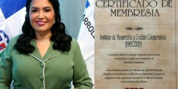 Maritza López de Ortiz, presidenta administradora del Idecoop, recibe el Certificado de Membresía de la ACI en Panamá