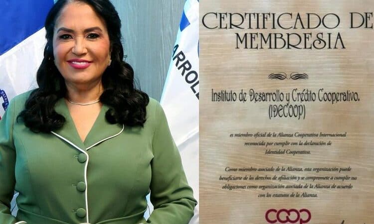Maritza López de Ortiz, presidenta administradora del Idecoop, recibe el Certificado de Membresía de la ACI en Panamá