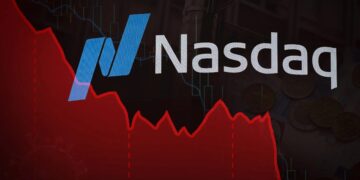 Pantalla del Nasdaq en Times Square mostrando caída bursátil con operadores en Wall Street al fondo
