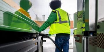 Plataforma petrolera en el estrecho de Ormuz con buques cisterna al fondo durante tensión geopolítica en Medio Oriente
