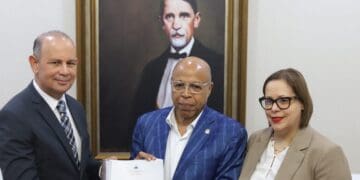 Subdirector de Presupuesto Iván Ramírez entrega el proyecto de Presupuesto General del Estado 2027 al presidente de la Cámara de Diputados Alfredo Pacheco