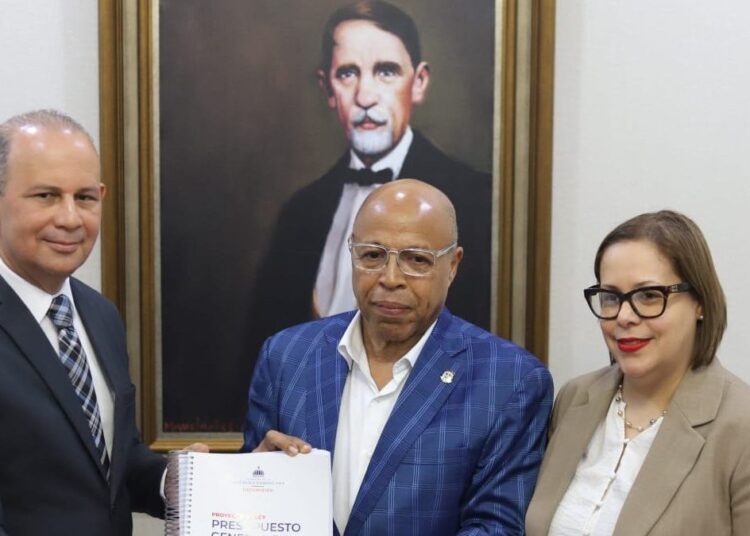 Subdirector de Presupuesto Iván Ramírez entrega el proyecto de Presupuesto General del Estado 2027 al presidente de la Cámara de Diputados Alfredo Pacheco