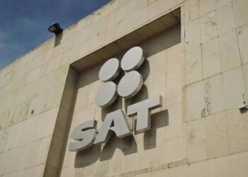 Funcionarios del SAT México presentando propuesta de IVA de 7% para el Resico en conferencia de prensa