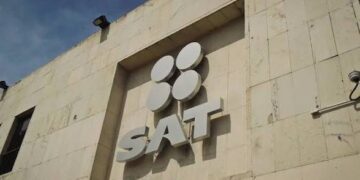 Funcionarios del SAT México presentando propuesta de IVA de 7% para el Resico en conferencia de prensa