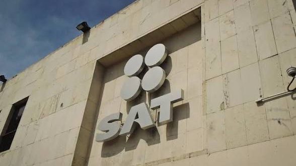 Funcionarios del SAT México presentando propuesta de IVA de 7% para el Resico en conferencia de prensa