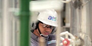 Profesionales jóvenes en planta de generación eléctrica de AES Dominicana durante programa de desarrollo de talento
