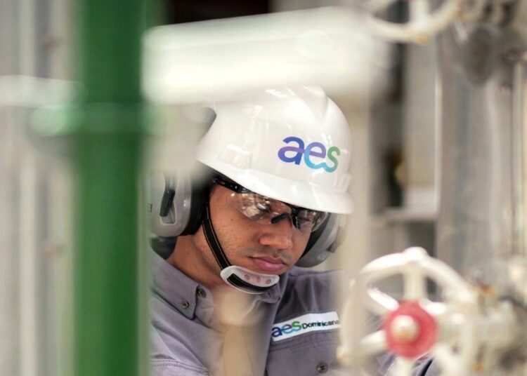 Profesionales jóvenes en planta de generación eléctrica de AES Dominicana durante programa de desarrollo de talento