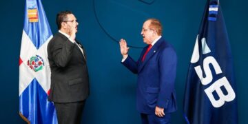 Víctor Livio Cedeño Brea siendo juramentado como superintendente de Bancos por el ministro Magín Díaz en Santo Domingo