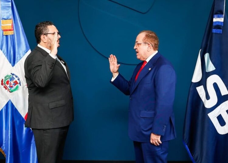 Víctor Livio Cedeño Brea siendo juramentado como superintendente de Bancos por el ministro Magín Díaz en Santo Domingo