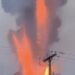 Columna de ceniza del volcán Anak Krakatau elevándose sobre el estrecho de Sonda entre Java y Sumatra, Indonesia