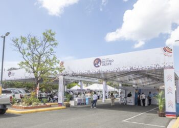 Empresarios y funcionarios en mesas de trabajo de la Expo Feria Destino Oeste en Club Julio Sauri, Santo Domingo Oeste