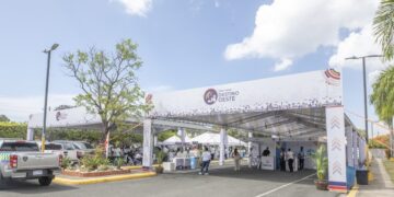 Empresarios y funcionarios en mesas de trabajo de la Expo Feria Destino Oeste en Club Julio Sauri, Santo Domingo Oeste